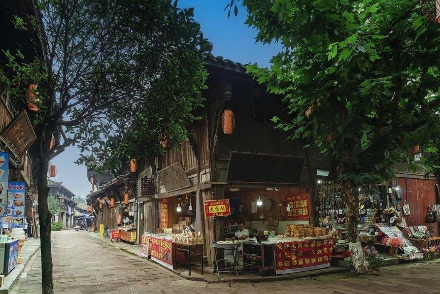 藏了31年！原来她就是“戏骨”何政军妻子，难怪当年拒绝巩俐示爱